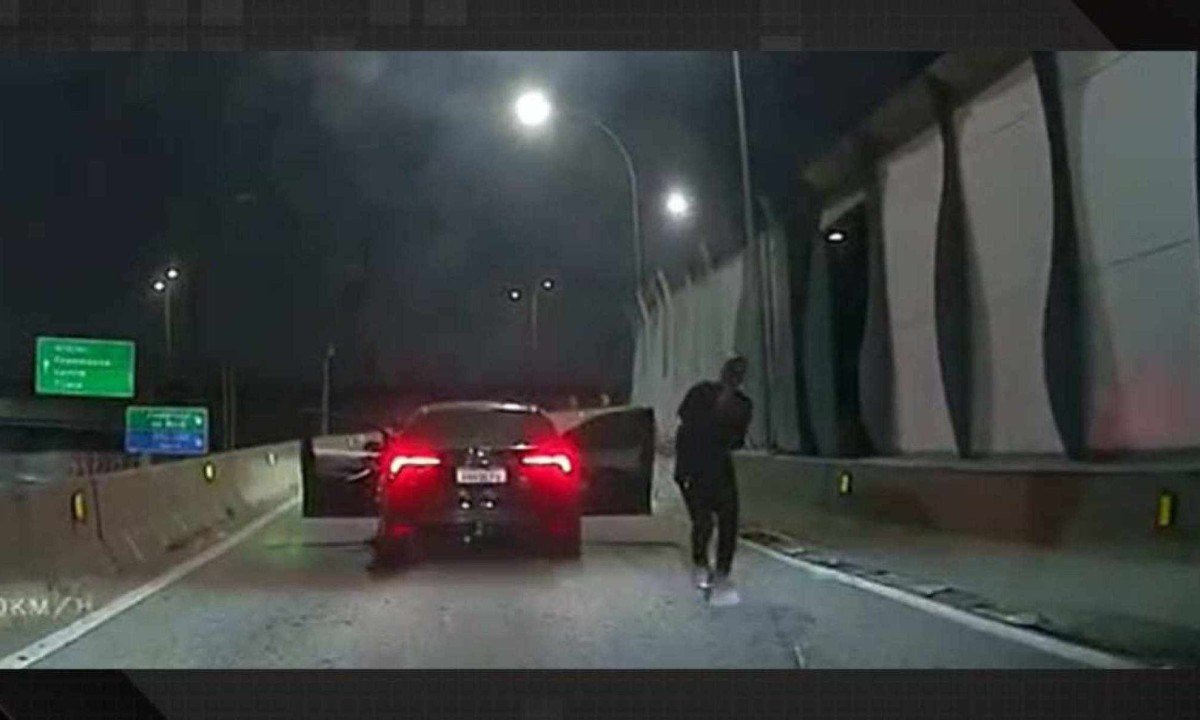 Assaltante desceu do carro e atacou o que vinha logo atrás -  (crédito: Reprodução/Dailymotion)