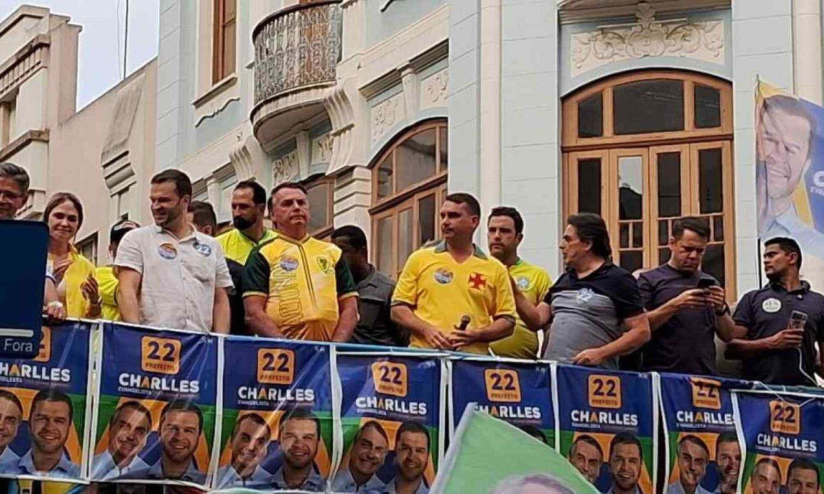 Bolsonaro discusa em Juiz de Fora ao lado do candidato do PL à prefeitura da cidade  -  (crédito: Bruno Barros/EM/D.A Press)