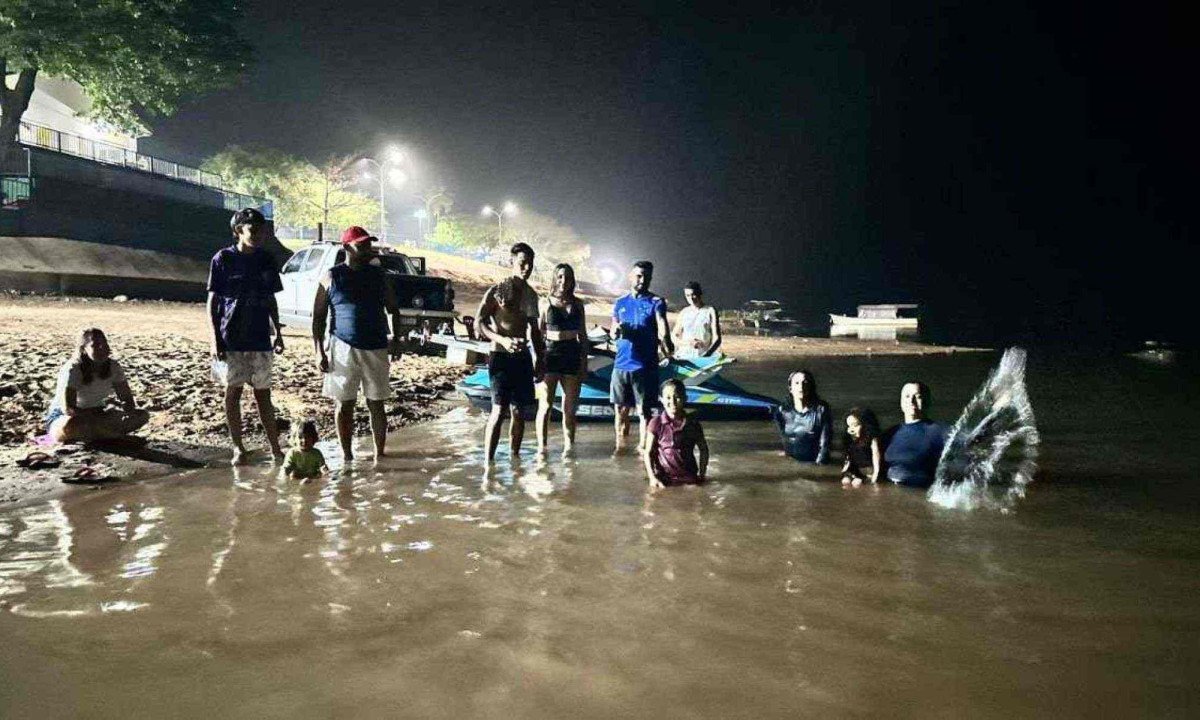 Moradores se refrescam nas águas do Rio São Francisco por volta das 20h dessa quinta-feira ( 5/9) -  (crédito: Cátia Beatriz/ Prefeitura de São Romão)