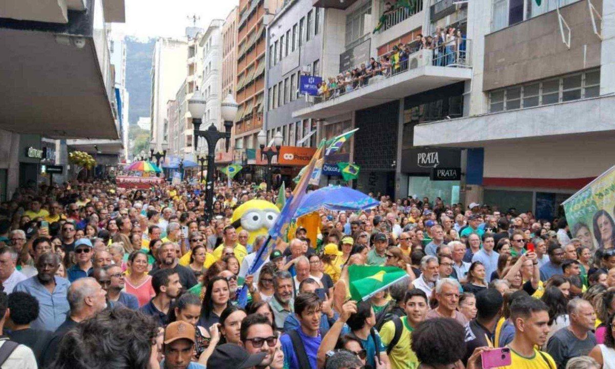 Apoiadores de Bolsonaro cantaram 'parabéns' para o ex-presidente -  (crédito: Bruno Luis Barros/EM/D.A. Press)