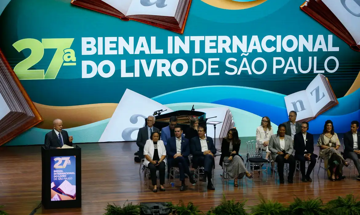 Lula assina regulamentação da Política Nacional de Leitura e Escrita  -  (crédito: EBC)