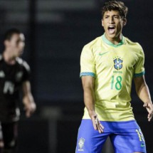 João Cruz durante comemoração com os seus companheiros -  (crédito: Foto: Divulgação/CBF)