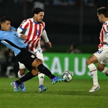  Uruguay's forward Luis Suarez (L), Paraguay's defender Gustavo Gomez (C) and Paraguay's midfielder Damian Bobadilla fight for the ball during the 2026 FIFA World Cup South American qualifiers football match between Uruguay and Paraguay at the Centenario stadium in Montevideo, on September 6, 2024. (Photo by Eitan ABRAMOVICH / AFP) (Photo by EITAN ABRAMOVICH/AFP via Getty Images)
     -  (crédito:  AFP via Getty Images)