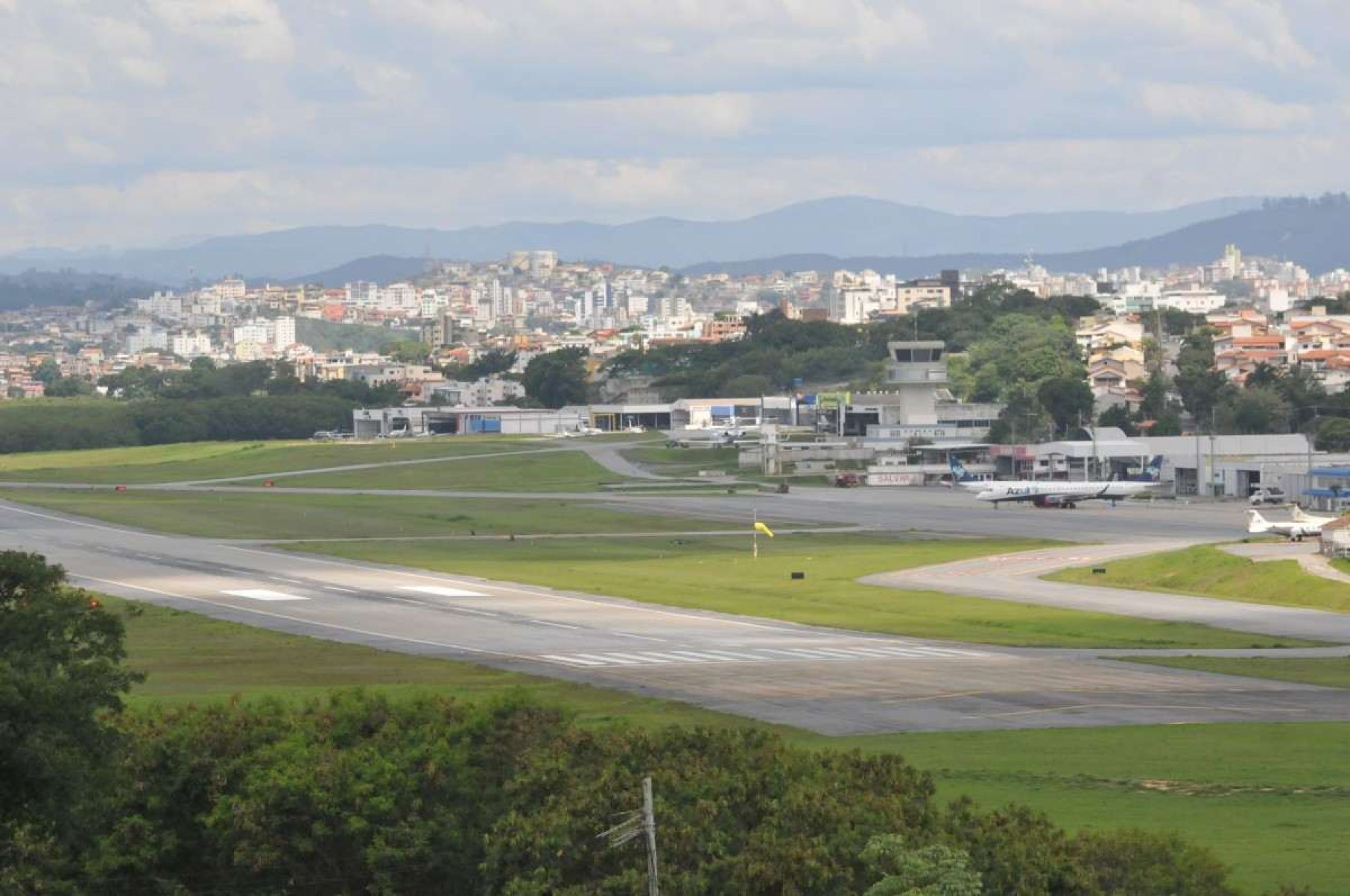 Aeroporto da Pampulha, em BH, reforça esforços para combate a incêndios na Região Metropolitana       -  (crédito: Gladyston Rodrigues/EM/D.A Press. Brasil)