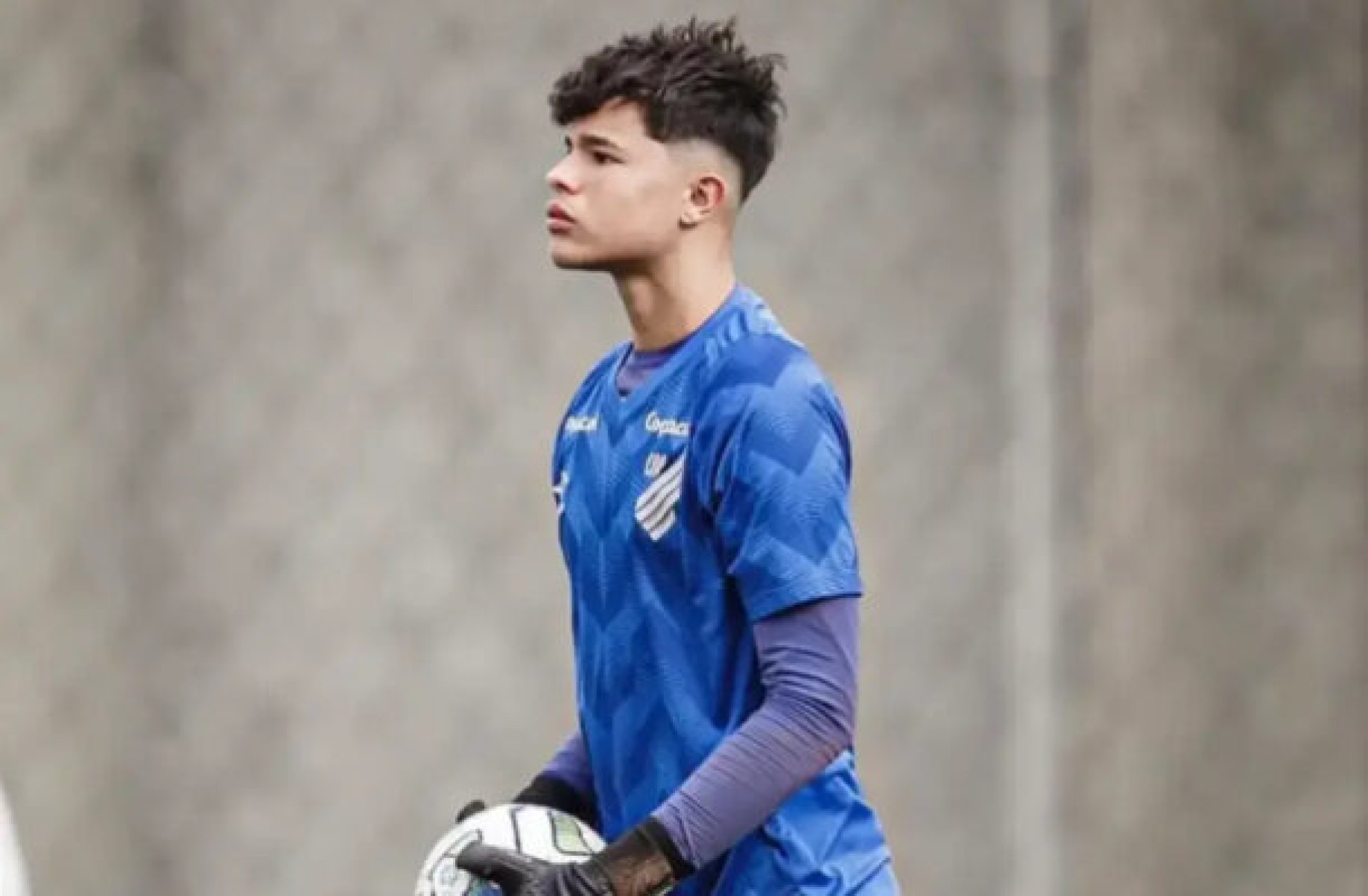 Recém-chegado ao Botafogo, Bruninho Samudio é tietado em shopping de Mato Grosso