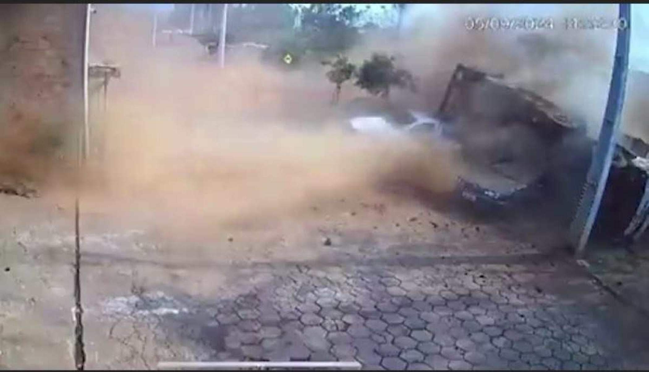 Caminhão tomba sobre carros e pega fogo em Barão de Cocais; veja vídeo