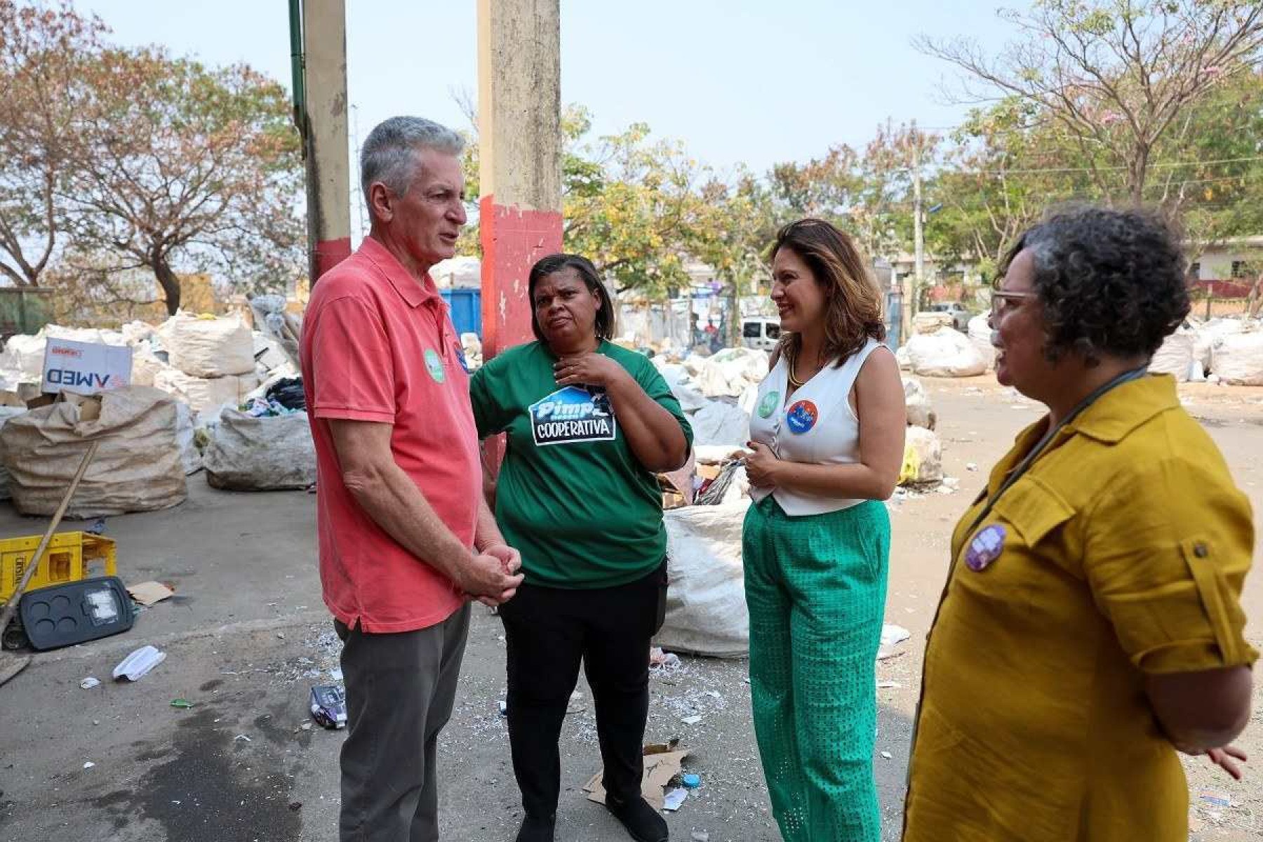 Rogério Correia (PT) visitou uma cooperativa de catadores de materiais recicláveis, a Coopersol, no Bairro Granja de Freitas, na Região Leste de Belo Horizonte -  (crédito: Divulgação)