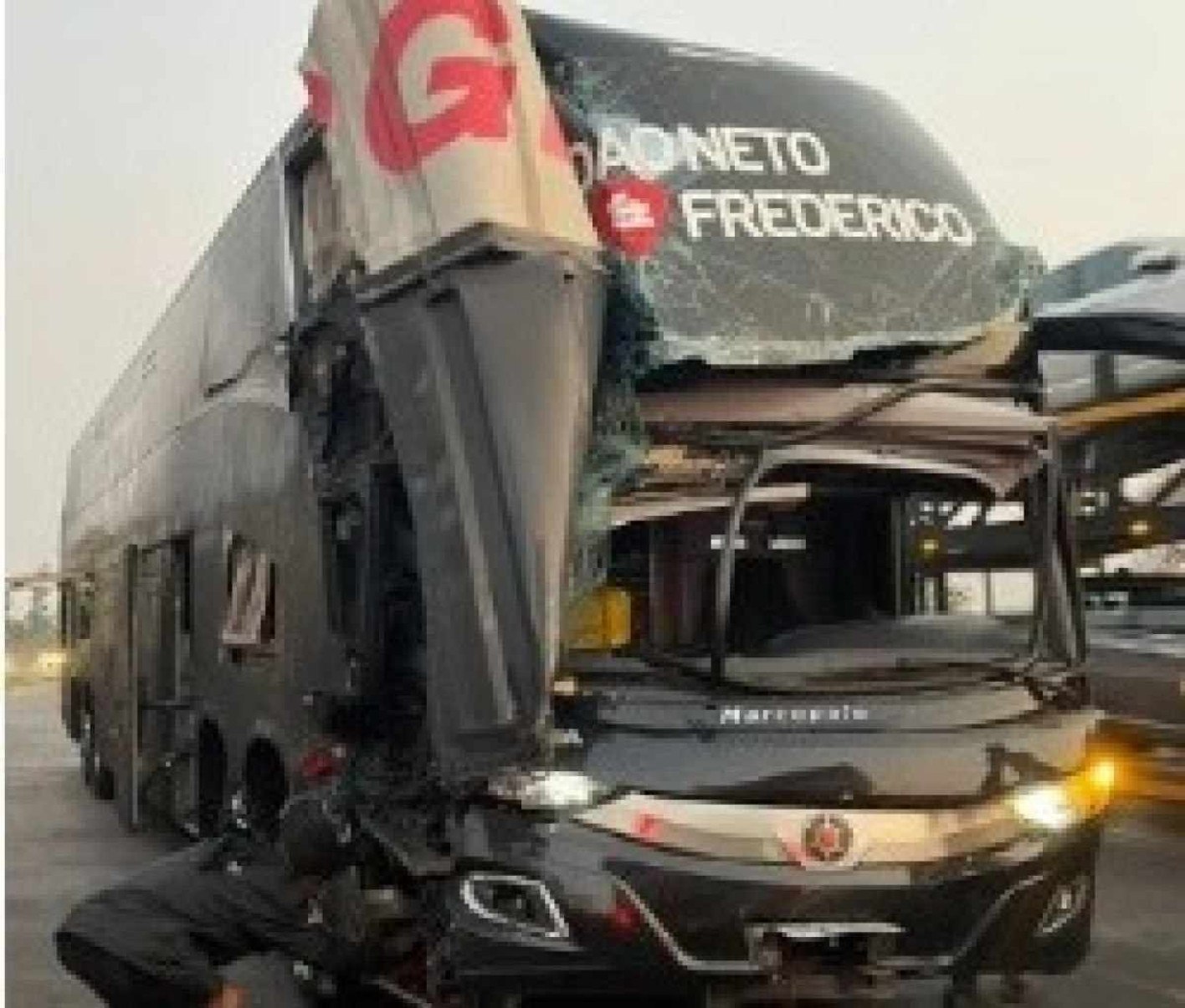 Acidente com ônibus de dupla sertaneja deixa quatro feridos na BR-040