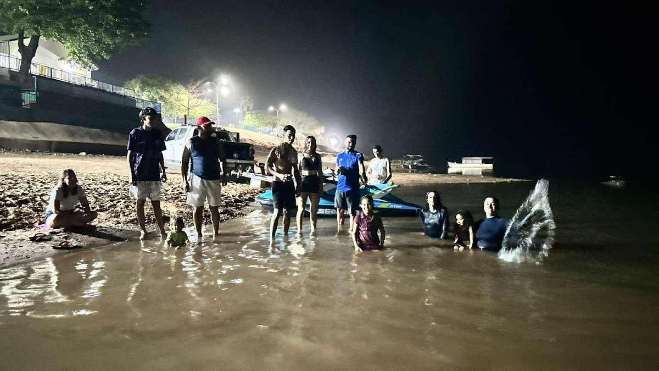 Duas cidades mineiras distantes aliviam o calorão nas praias do mesmo rio