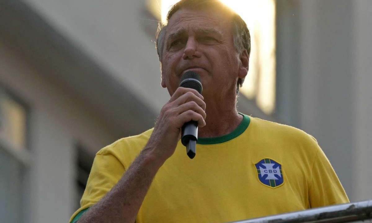  Former Brazilian President Jair Bolsonaro (C) greets supporters next to Sao Paulo Governor Tarcisio de Freitas (R) during an Independence day rally in Sao Paulo, Brazil on September 7, 2024.  -  (crédito:  NELSON ALMEIDA / AFP)