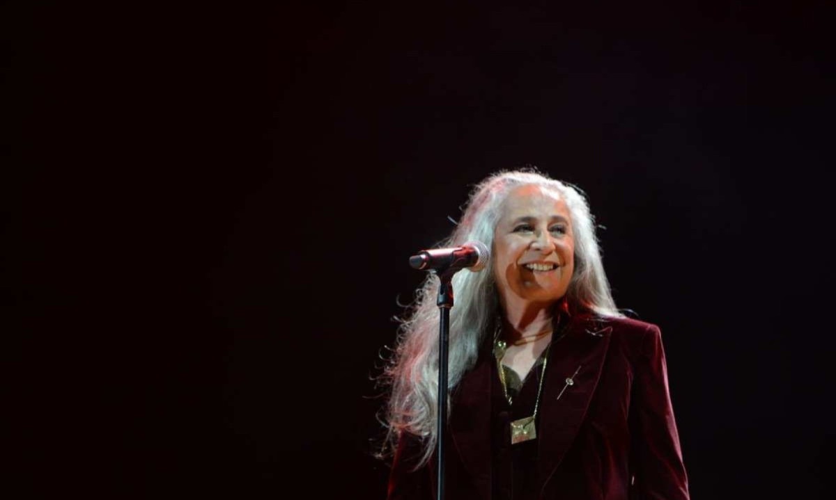 Maria Bethânia sorri durante o show da turnê "Caetano e Bethânia" no Mineirão