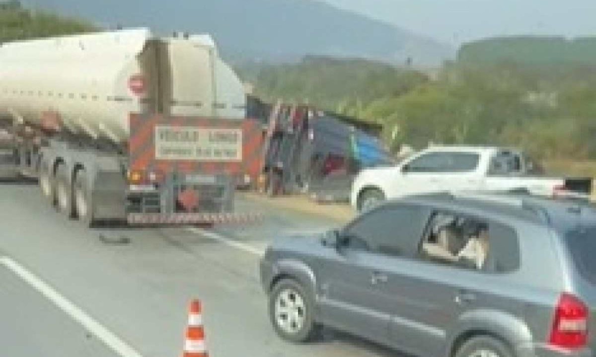 Caminhão carregado de café tombou na BR-381, em Itapeva, no Sul de Minas -  (crédito: Redes Sociais)