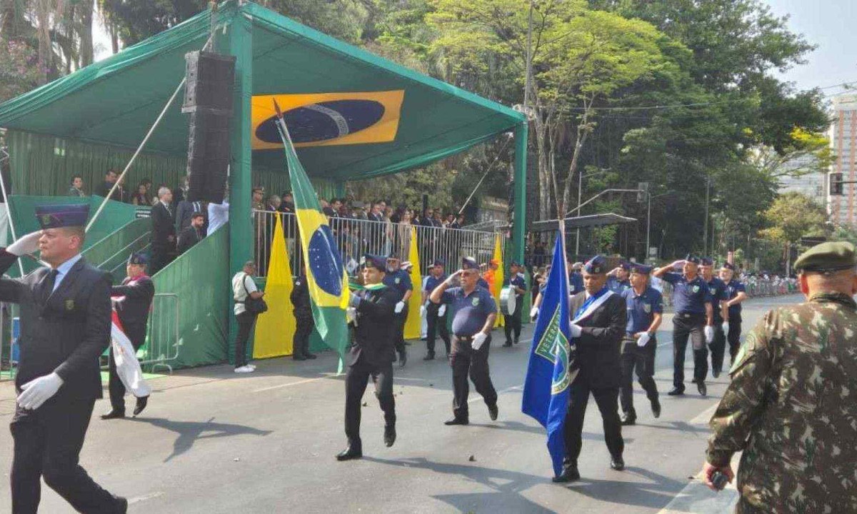 O tradicional desfile cívico-militar do 7 de setembro no Centro de Belo Horizonte reuniu no mesmo palanque dois rivais na disputa pela prefeitura da capital mineira -  (crédito: Jair Amaral/EM/DA Press)