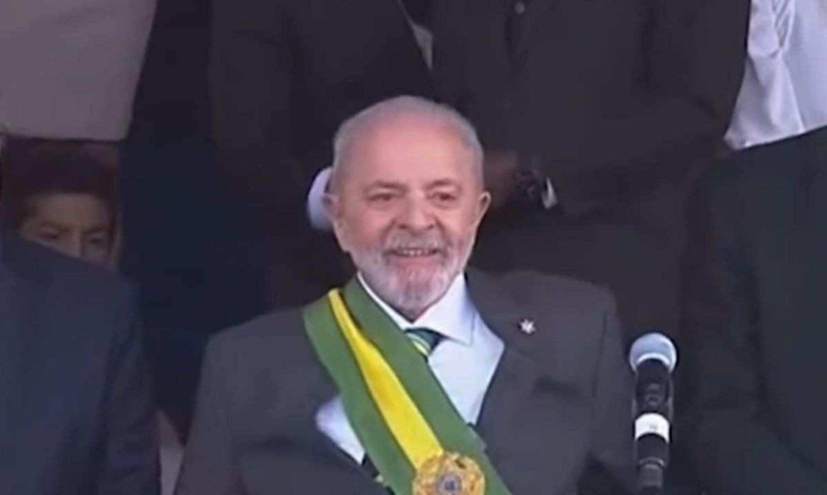 Lula chega ao palanque para o desfile -  (crédito: Canal Gov)