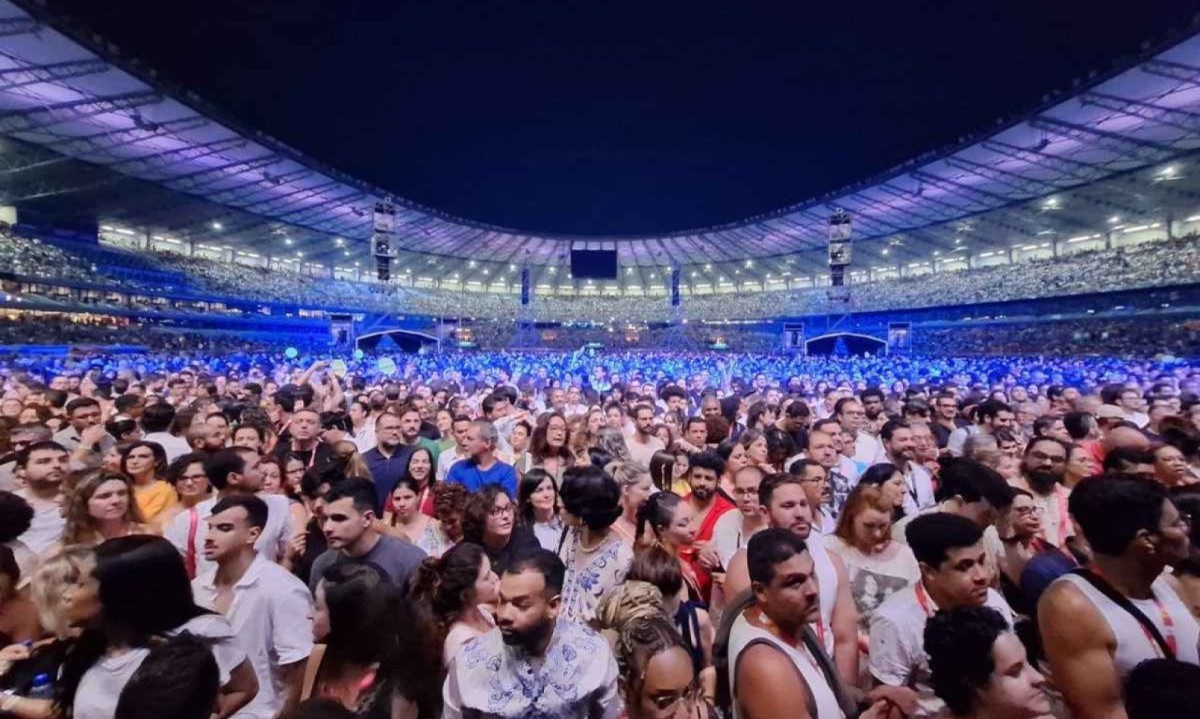 Público aguarda o início do show de Caetano e Maria Bethânia no Mineirão -  (crédito: Túlio Santos/EM/D.A.Press)