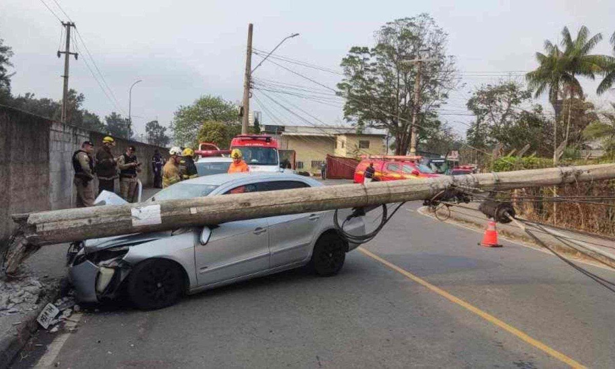 Com o impacto, poste caiu em cima de carro e bloqueou rua de Juiz de Fora -  (crédito: CBMMG)