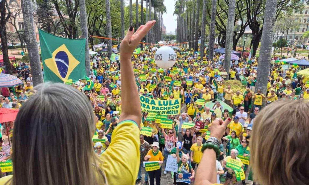 Manifestantes encheram a Praça da Liberdade em protesto contra Moraes no 7 de Setembro -  (crédito: Jair Amaral/EM/D.A. Press)