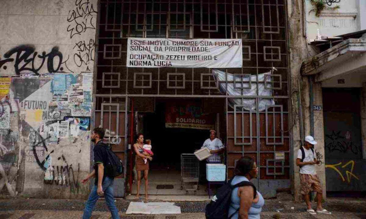 Ocupação Zezeu Ribeiro e Norma Lúcia: prédio que já foi do Inamps será requalificado pela união para abrigar moradores com segurança -  (crédito: Túlio Santos/EM/D.A Press)