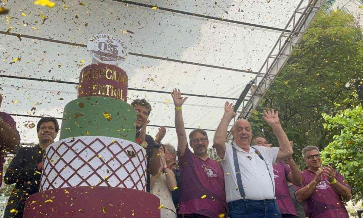 O prefeito Fuad Noman (PSD) e a secret&aacute;ria municipal de cultura, Eliane Parreiras, cantaram 'parab&eacute;ns' para o Mercado Central durante celebra&ccedil;&atilde;o  -  (crédito: Larissa Figueiredo/EM/D.A Press)