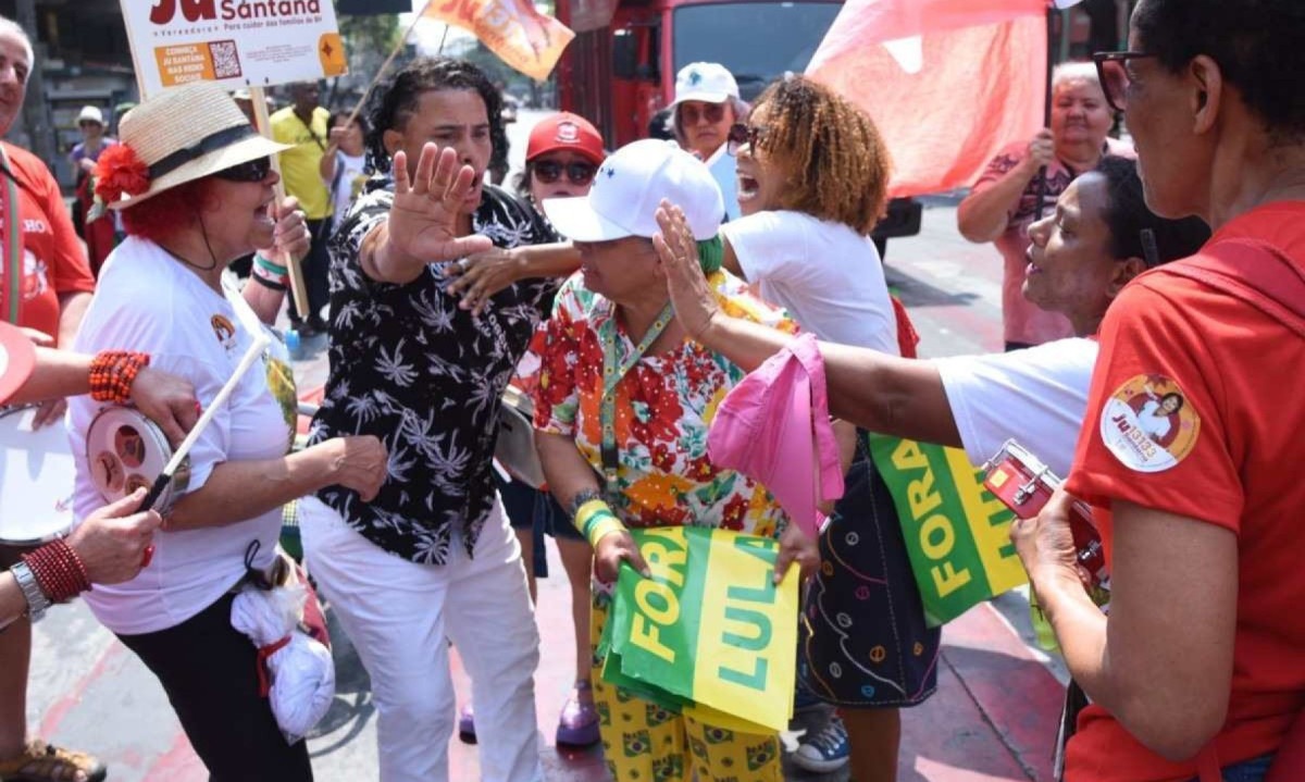 Mulher com cartaz 'Fora Lula' gera briga em manifestação da esquerda -  (crédito: Gladyston Rodrigues/EM/D.A Press)