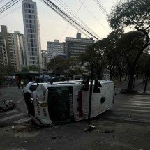 Ambulância da Polícia Civil capota a caminho do desfile de 7 de setembro - Wagner Rodrigues/Divulgação