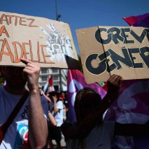 Manifestantes de esquerda protestam na França contra novo primeiro-ministro - CHRISTOPHE SIMON/AFP