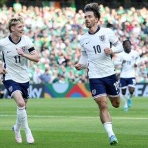  England's midfielder #10 Jack Grealish (R) celebrates scoring the team's second goal during the UEFA Nations League, League B, group 2, football match between Ireland and England at the Aviva Stadium, in Dublin, on September 7, 2024. (Photo by PAUL FAITH / AFP) (Photo by PAUL FAITH/AFP via Getty Images)
     -  (crédito:  AFP via Getty Images)