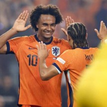  Netherlands' Joshua Zirkzee (L) celebrates after scoring a goal during the UEFA Nations League Group 3 football match between Netherlands and Bosnia-Herzegovina at Philips Stadion in Eindhoven on September 7, 2024. (Photo by MAURICE VAN STEEN / ANP / AFP) / Netherlands OUT (Photo by MAURICE VAN STEEN/ANP/AFP via Getty Images)
     -  (crédito:  ANP/AFP via Getty Images)