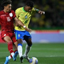  Ecuador's midfielder Jeremy Sarmiento (L) and Brazil's forward Rodrygo fight for the ball during the 2026 FIFA World Cup South American qualifiers football match between Brazil and Ecuador, at the Major Ant..nio Couto Pereira stadium in Curitiba, Brazil, on September 6, 2024. (Photo by Mauro PIMENTEL / AFP) (Photo by MAURO PIMENTEL/AFP via Getty Images)
     -  (crédito:  AFP via Getty Images)