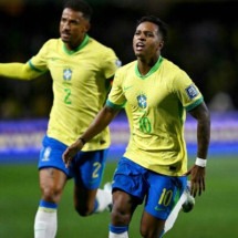  Brazil's forward Rodrygo (R) celebrates with teammate defender Danilo after scoring during the 2026 FIFA World Cup South American qualifiers football match between Brazil and Ecuador, at the Major Ant..nio Couto Pereira stadium in Curitiba, Brazil, on September 6, 2024. (Photo by Mauro PIMENTEL / AFP) (Photo by MAURO PIMENTEL/AFP via Getty Images)
     -  (crédito:  AFP via Getty Images)