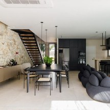 Decoração all black é uma tendência audaciosa e sofisticada que tem ganhado espaço no mundo do design de interiores (Imagens: Max Fahrer | Yannick Athia Arquitetura) -  (crédito: EdiCase)