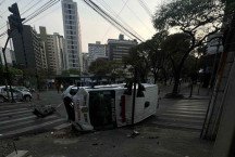 Ambulância da Polícia Civil capota a caminho do desfile de 7 de setembro