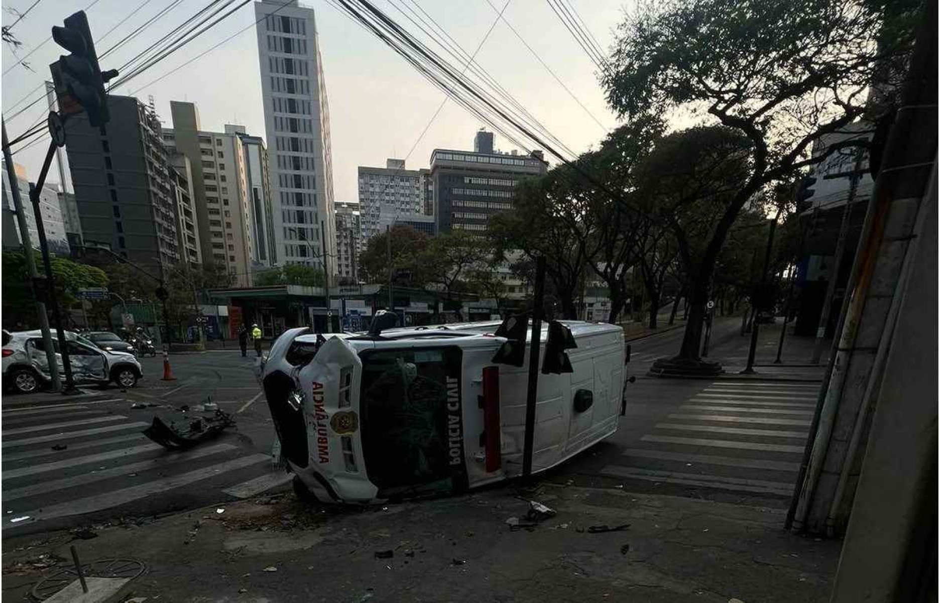 Ambulância da Polícia Civil capota a caminho do desfile de 7 de setembro