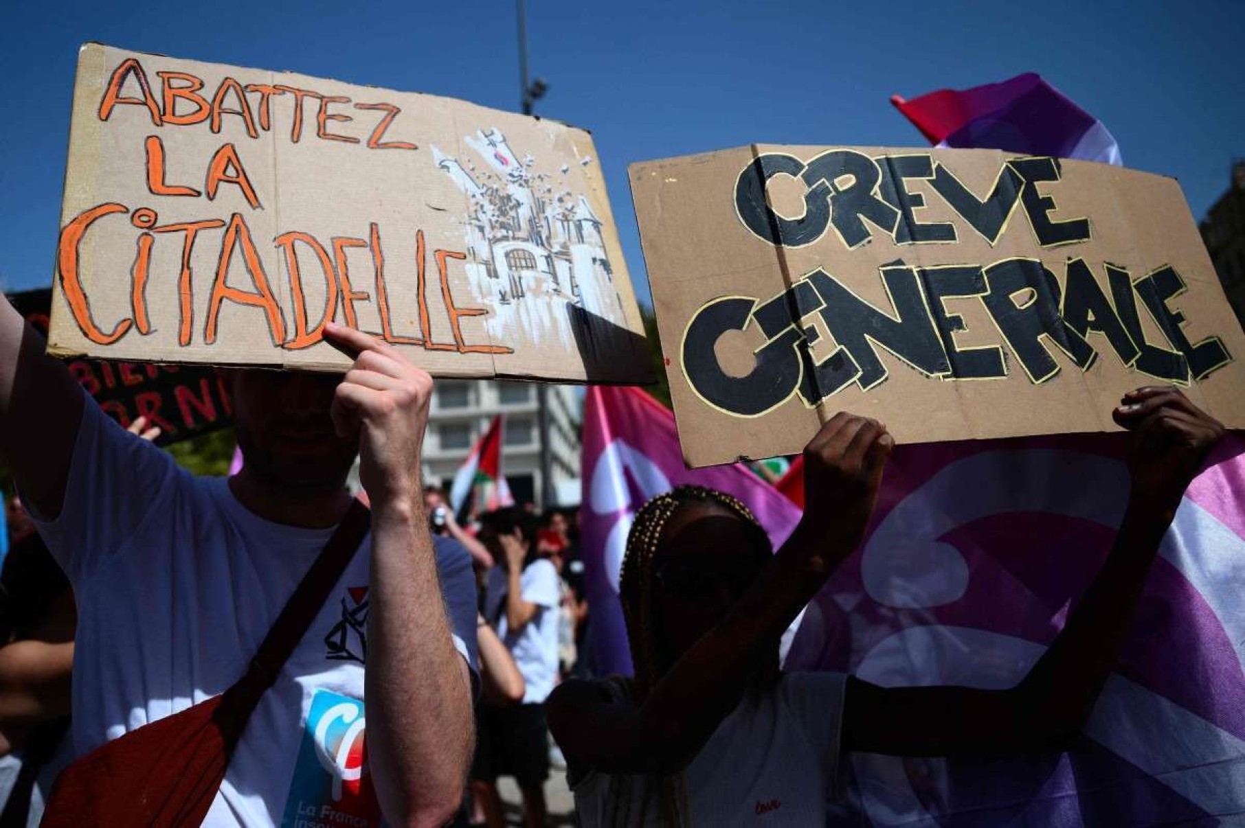 Marselha foi uma das cidades onde ocorreram manifesta&ccedil;&otilde;es contra Macron e a nomea&ccedil;&atilde;o de Michel Barnier -  (crédito: CHRISTOPHE SIMON/AFP)