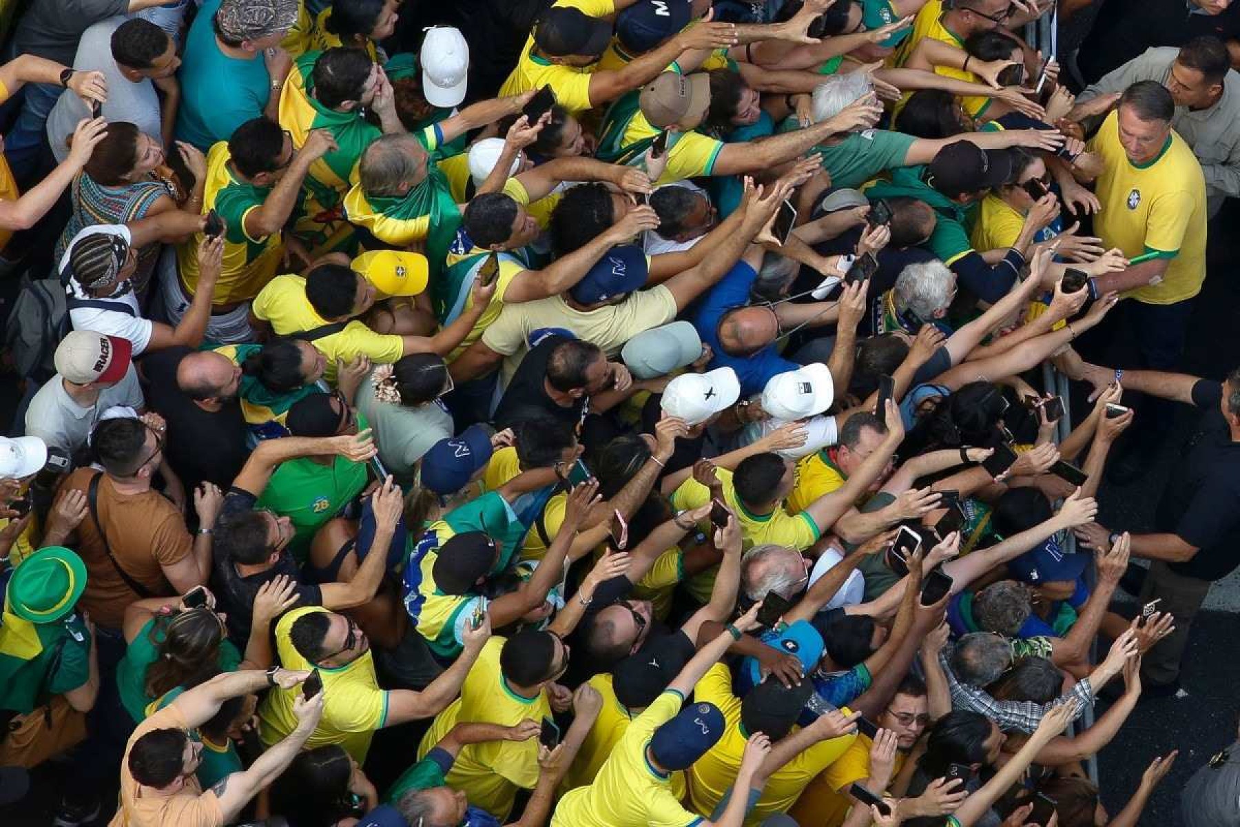 Bolsonaro levou uma multidão na Avenida Paulista neste sábado             -  (crédito: Miguel SCHINCARIOL / AFP)