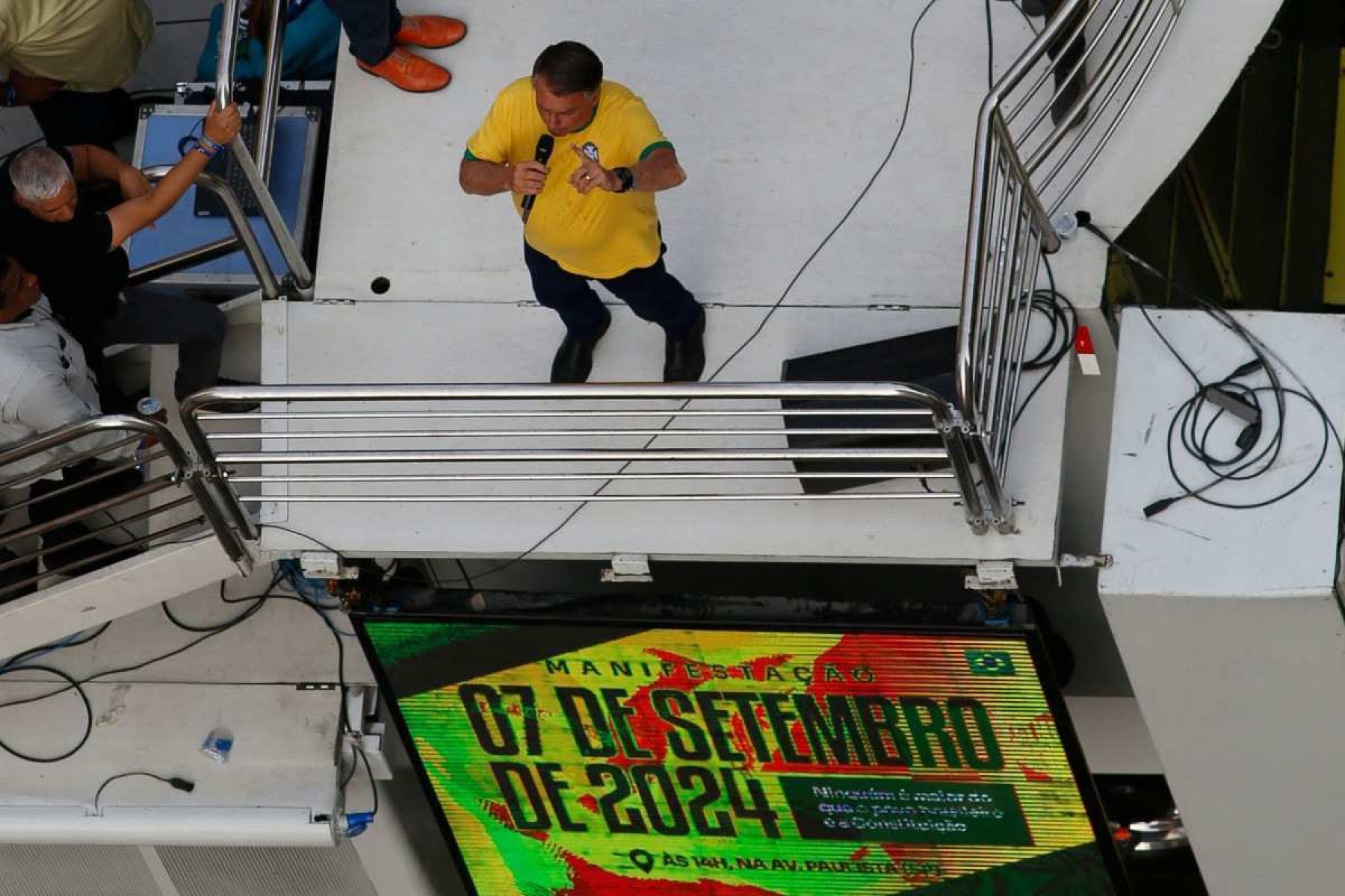 Bolsonaro comandou o ato na Paulista neste sábado       -  (crédito: Miguel SCHINCARIOL / AFP)