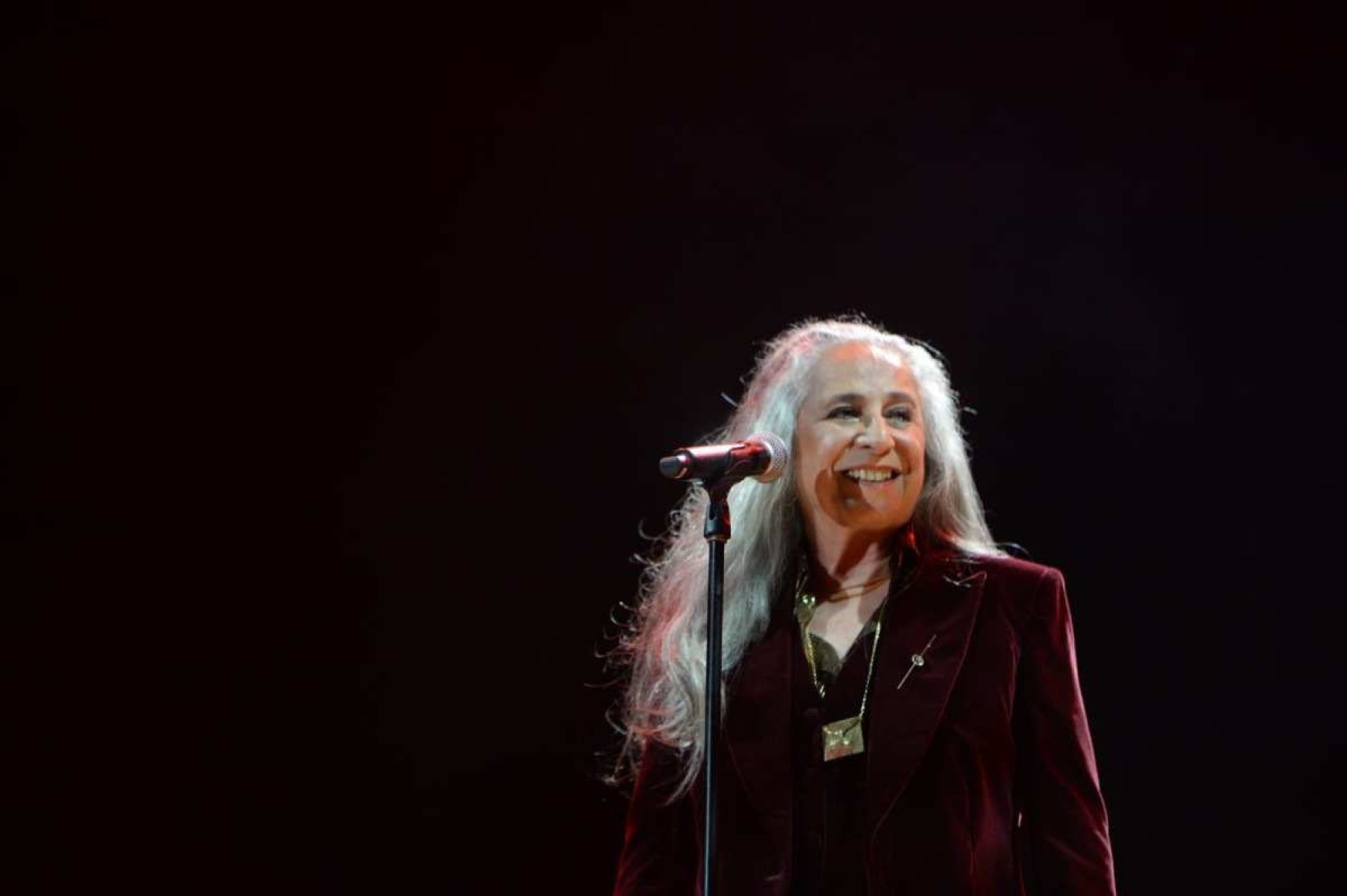 Maria Bethânia sorri durante o show da turnê "Caetano e Bethânia" no Mineirão