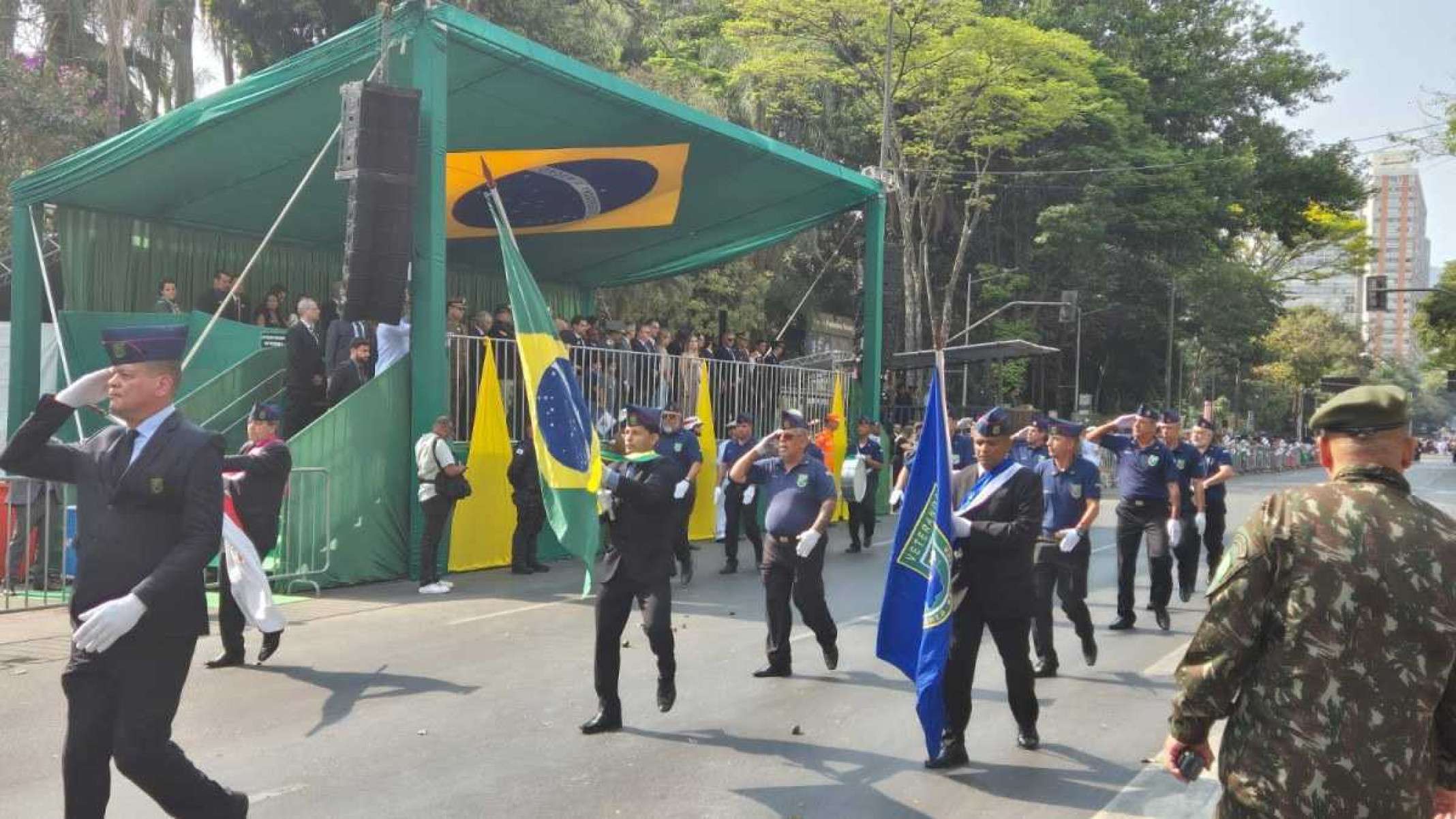 Fuad e Gabriel dividem palanque em desfile de 7 de Setembro