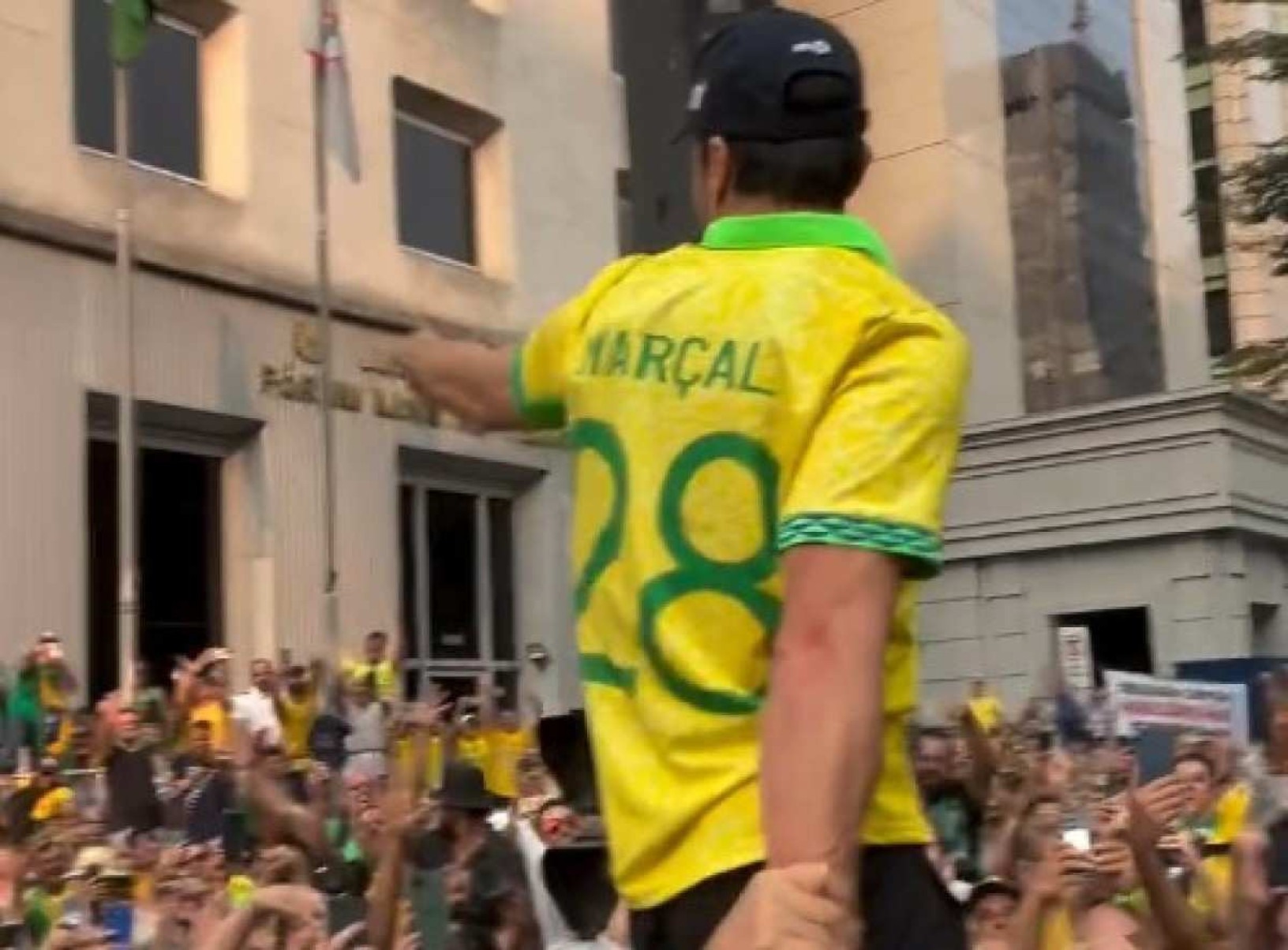 Pablo Marçal tirou foto com bolsonaristas e teve seu nome gritado no final do evento da Avenida Paulista -  (crédito: Pablo Marçal/Redes Sociais)