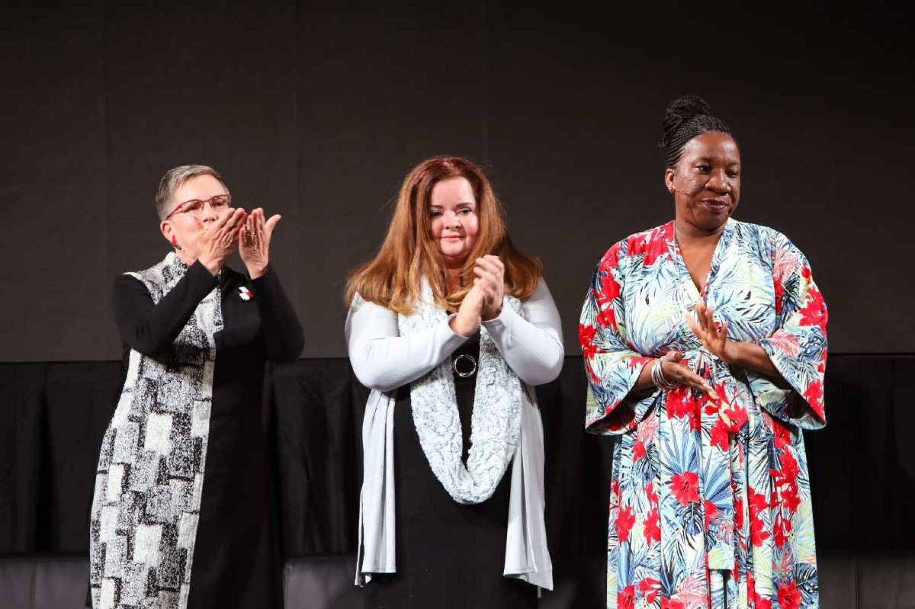  Tarana Burke, à direita, é a fundadora do Mee Too; com ela estão Sherry Marts e BethAnn McLaughlin, em premiação no MIT, nos EUA -  (crédito: Jon Tadiello/Flickr)