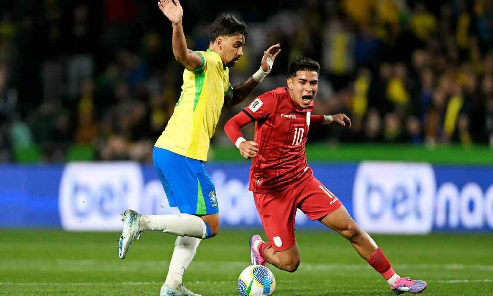 Lucas Paquetá e Sergio Pena disputam a bola durante o jogo entre Brasil e Equador, no Couto Pereira, pelas Eliminatórias -  (crédito: Mauro Pimentel/AFP)