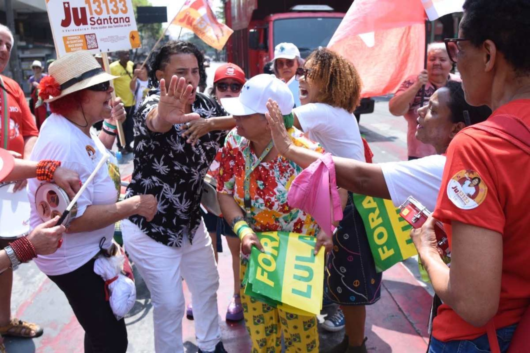 Mulher com cartaz 'Fora Lula' gera briga em manifestação da esquerda -  (crédito: Gladyston Rodrigues/EM/D.A Press)