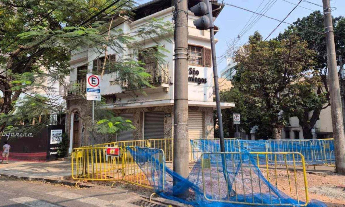 O semáforo ficou em amarelo intermitente e uma equipe da BHTrans foi até o local para restabelecer o funcionamento do equipamento -  (crédito: Jair Amaral/EM/DA Press)