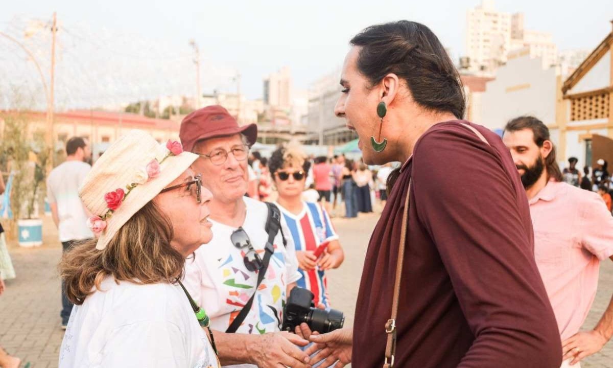 Duda conversa com eleitores durante o Festejo Tambor Mineiro, no Centro de BH -  (crédito: Cadu Passos)