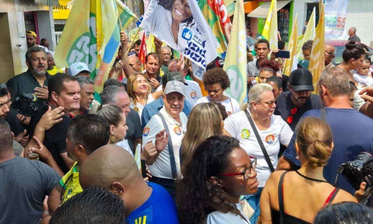 Candidato à reeleição Fuad Noman (PSD) durante caminhada no bairro Tupi, na região Norte de Belo Horizonte -  (crédito: Jair Amaral/EM/D.A Press)