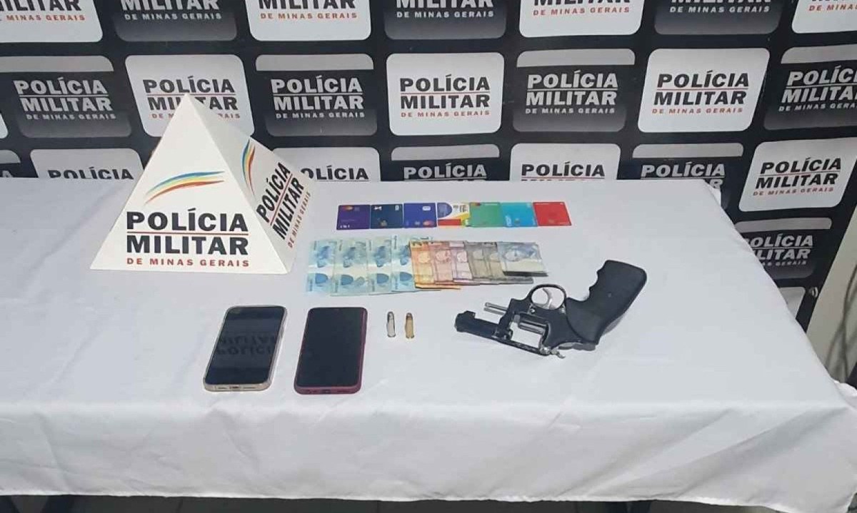 Polícia localizou arma usada no crime e dois cartuchos intactos dentro do carro do suspeito. Dinheiro e cartões também foram apreendidos -  (crédito: PMMG/Divulgação)