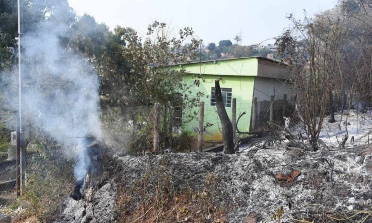 Incêndio de grandes proporções chega perto de casas em Sabará e preocupa moradores -  (crédito: Gladyston Rodrigues/EM/D.A Press)