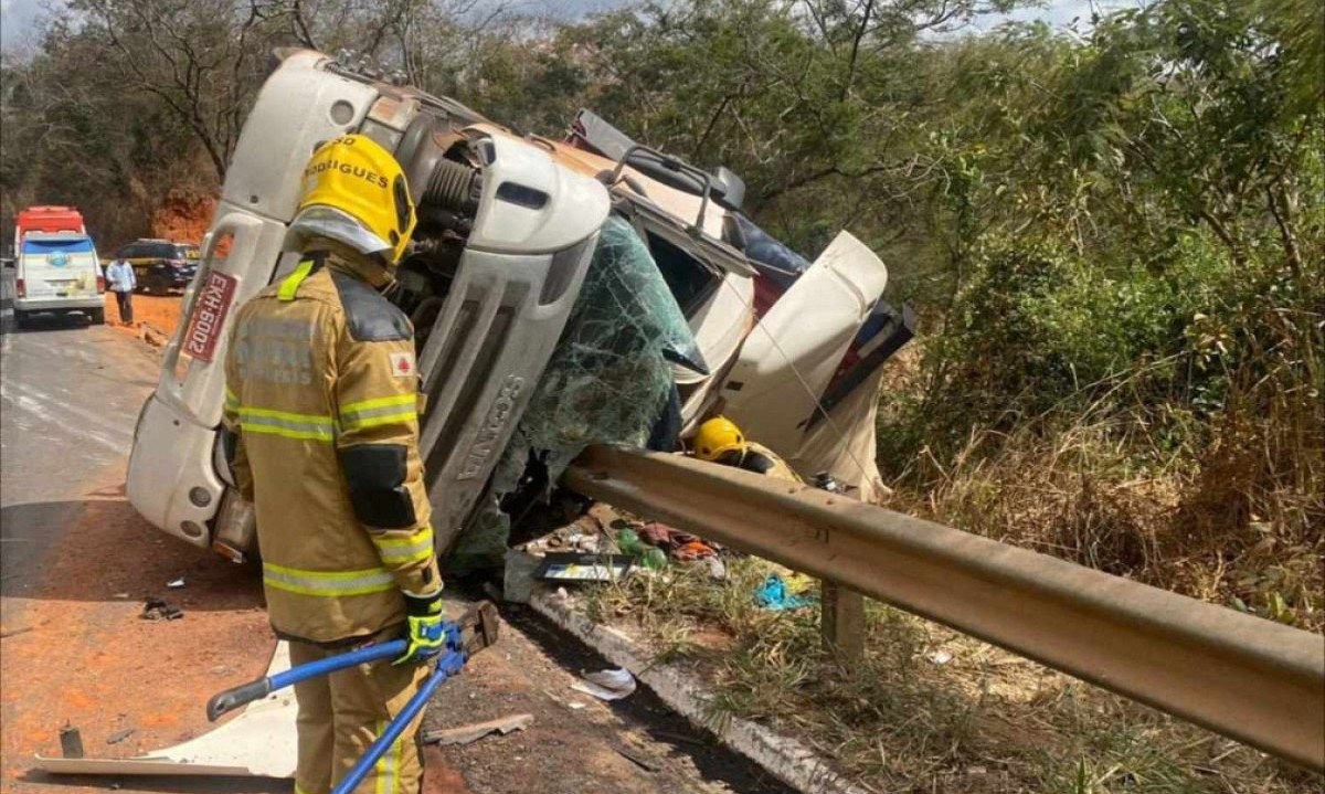 Caminhoneiro teve a morte confirmada pela equipe do Samu ainda no local do acidente na BR-251 -  (crédito: CBMMG)