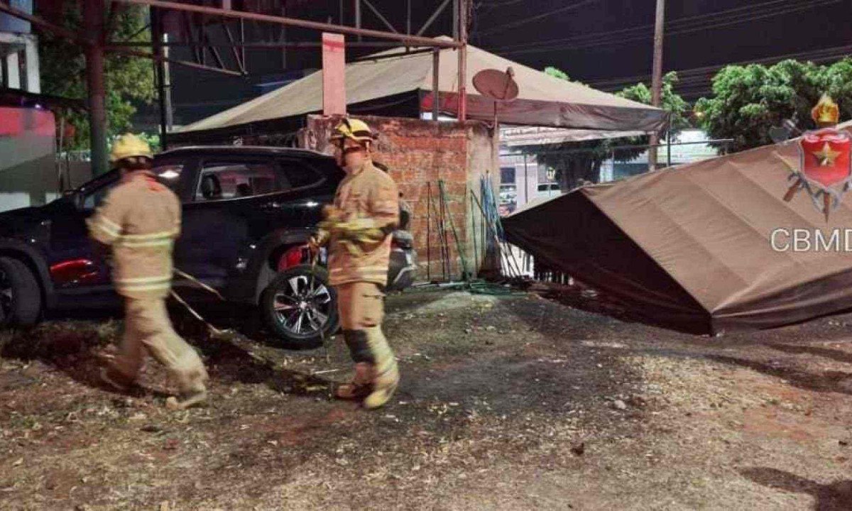 Uma motorista de 21 anos derruba quiosque e invade escola particular em Santa Maria durante a madrugada -  (crédito: Divulgação CBMDF)