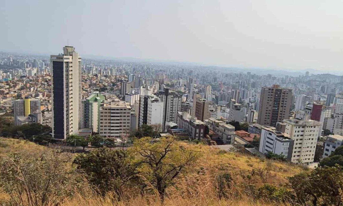 Domingo será de céu claro com névoa seca, temperatura elevada e tempo extremamente seco à tarde -  (crédito: Jair Amaral/EM/DA Pres)